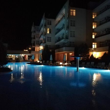 Apartment Daisy Grand Kamelia Pantai Sunny Bagian luar foto