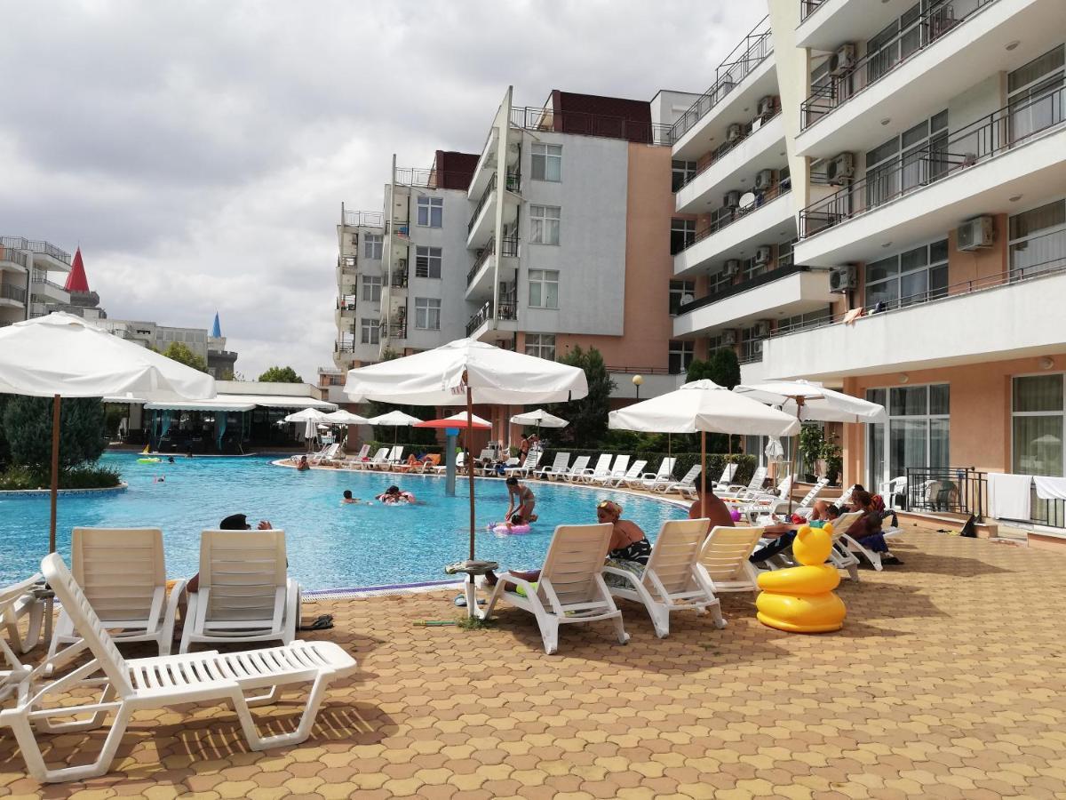 Apartment Daisy Grand Kamelia Pantai Sunny Bagian luar foto
