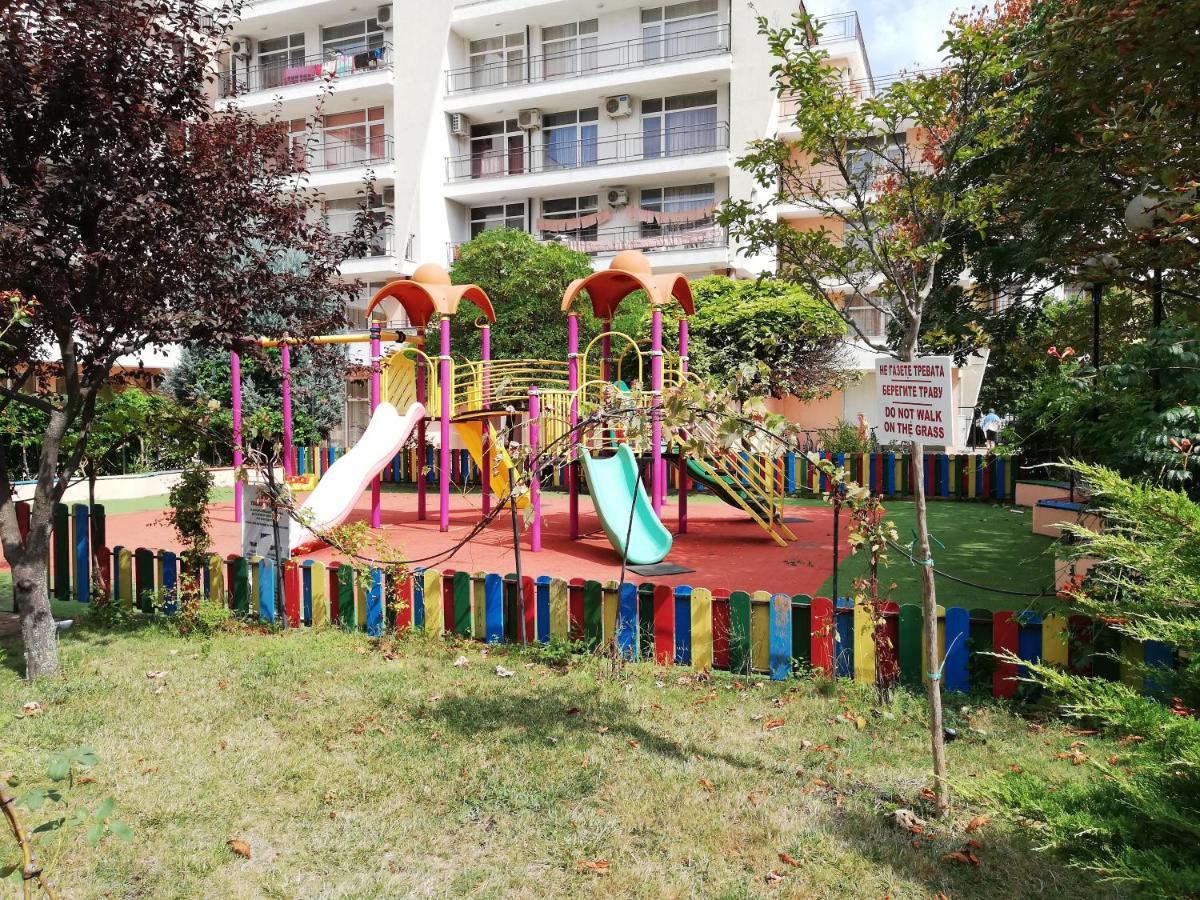 Apartment Daisy Grand Kamelia Pantai Sunny Bagian luar foto