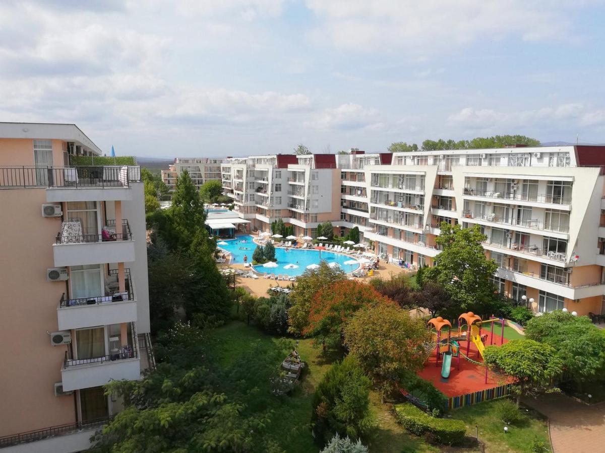 Apartment Daisy Grand Kamelia Pantai Sunny Bagian luar foto