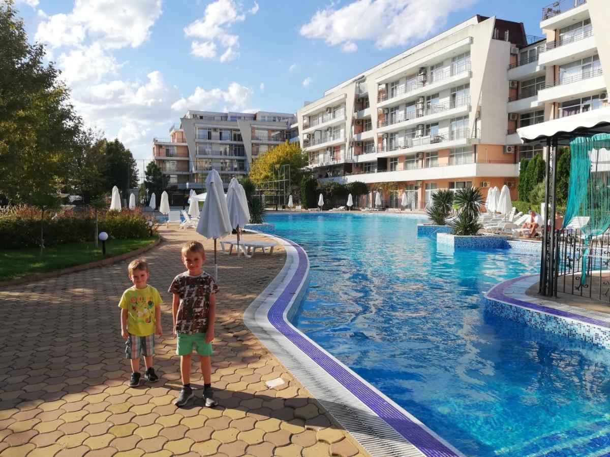 Apartment Daisy Grand Kamelia Pantai Sunny Bagian luar foto