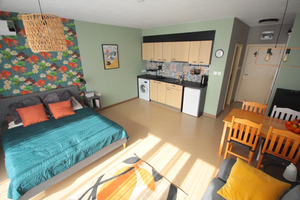 Apartment Daisy Grand Kamelia Pantai Sunny Bagian luar foto