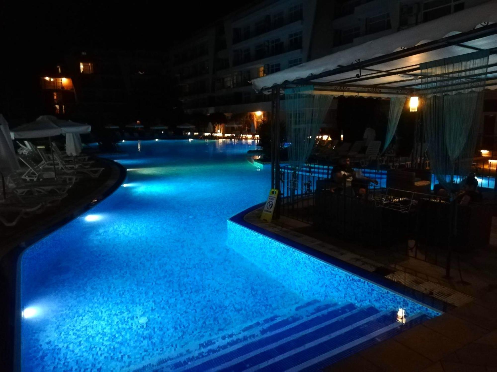 Apartment Daisy Grand Kamelia Pantai Sunny Bagian luar foto