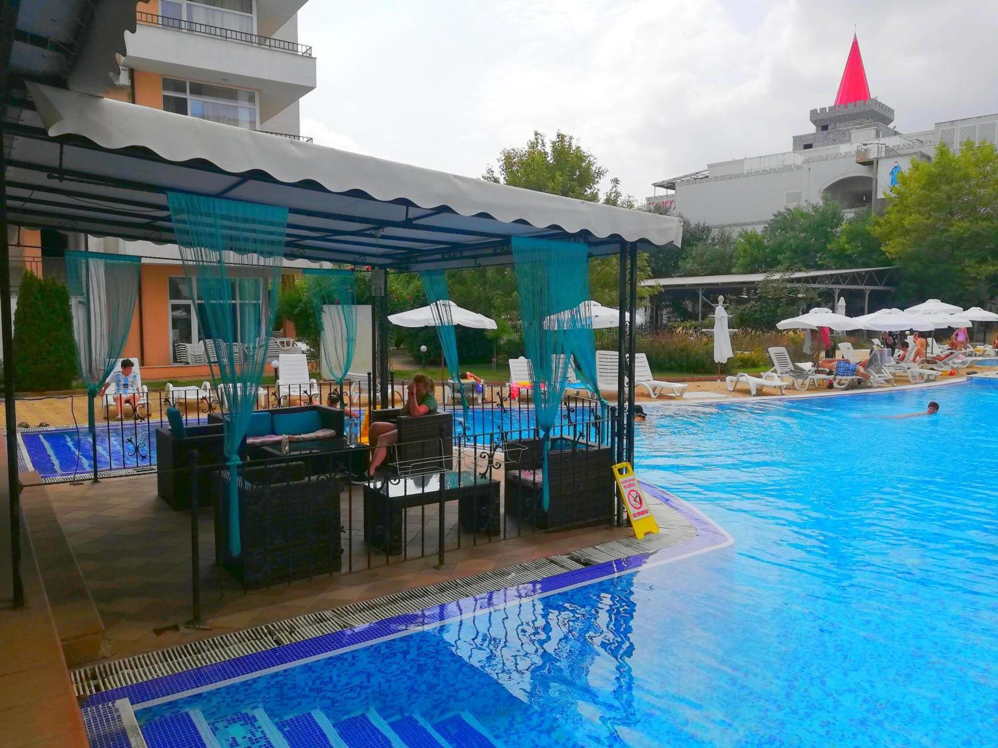 Apartment Daisy Grand Kamelia Pantai Sunny Bagian luar foto
