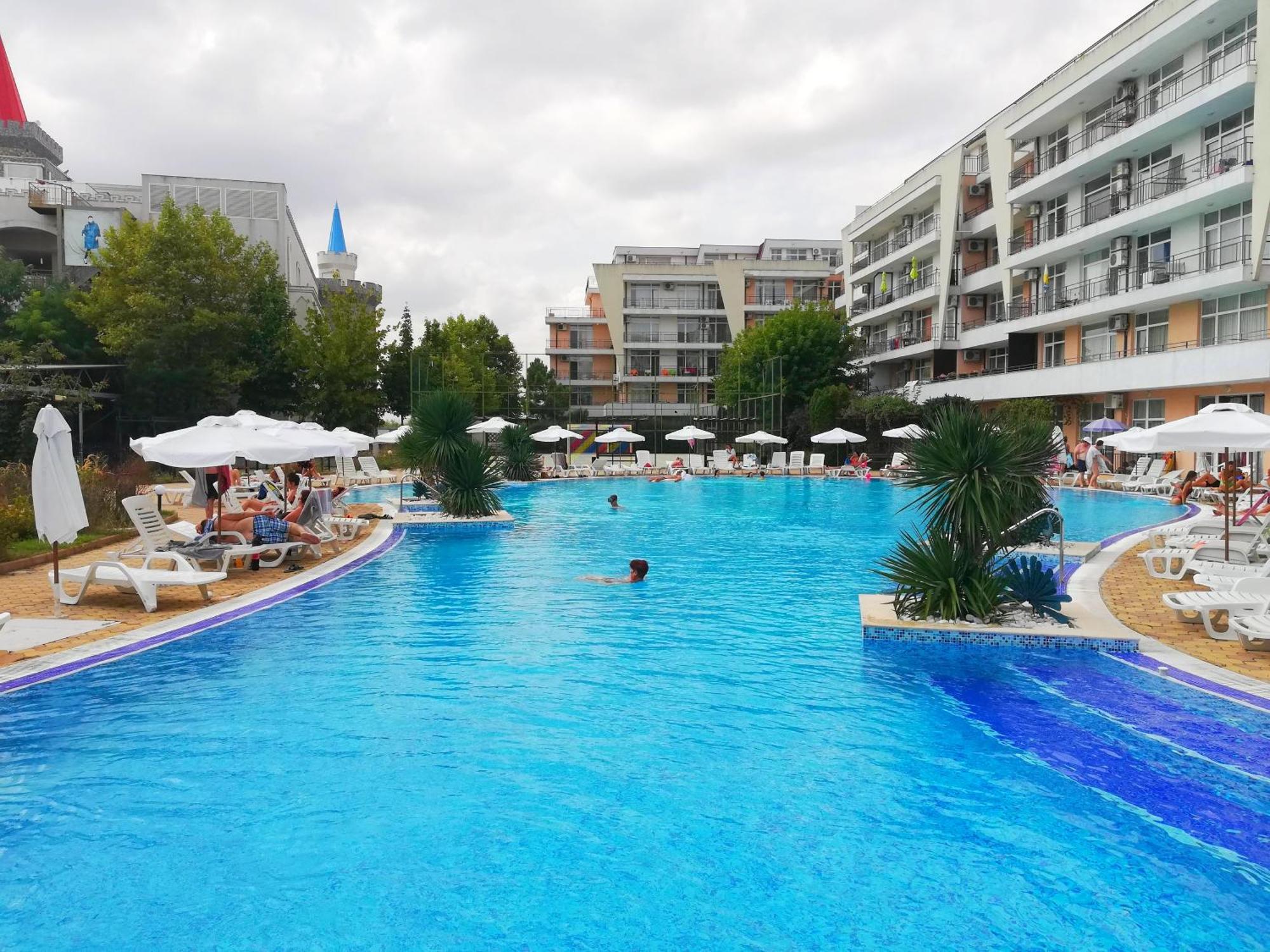 Apartment Daisy Grand Kamelia Pantai Sunny Bagian luar foto