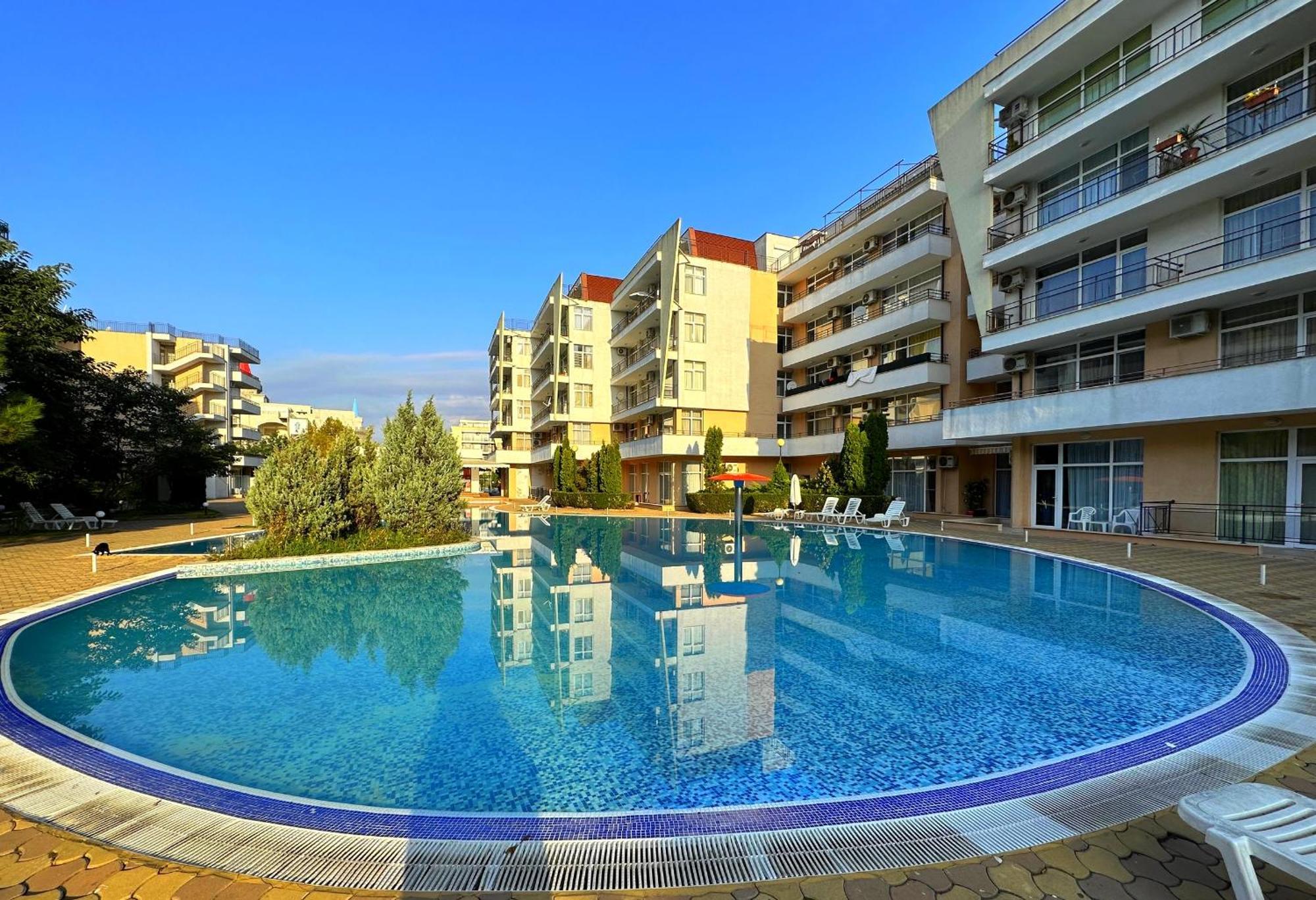 Apartment Daisy Grand Kamelia Pantai Sunny Bagian luar foto