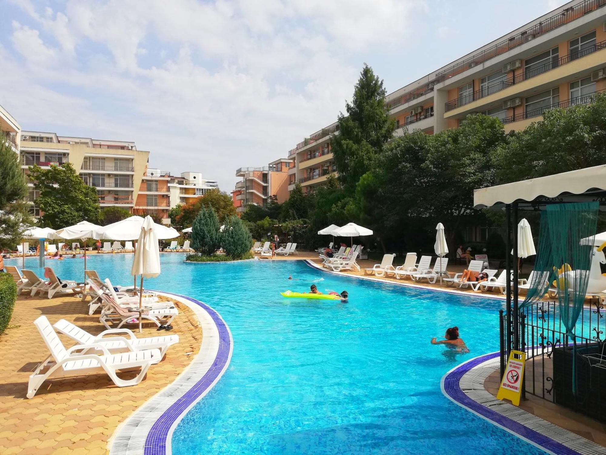 Apartment Daisy Grand Kamelia Pantai Sunny Bagian luar foto