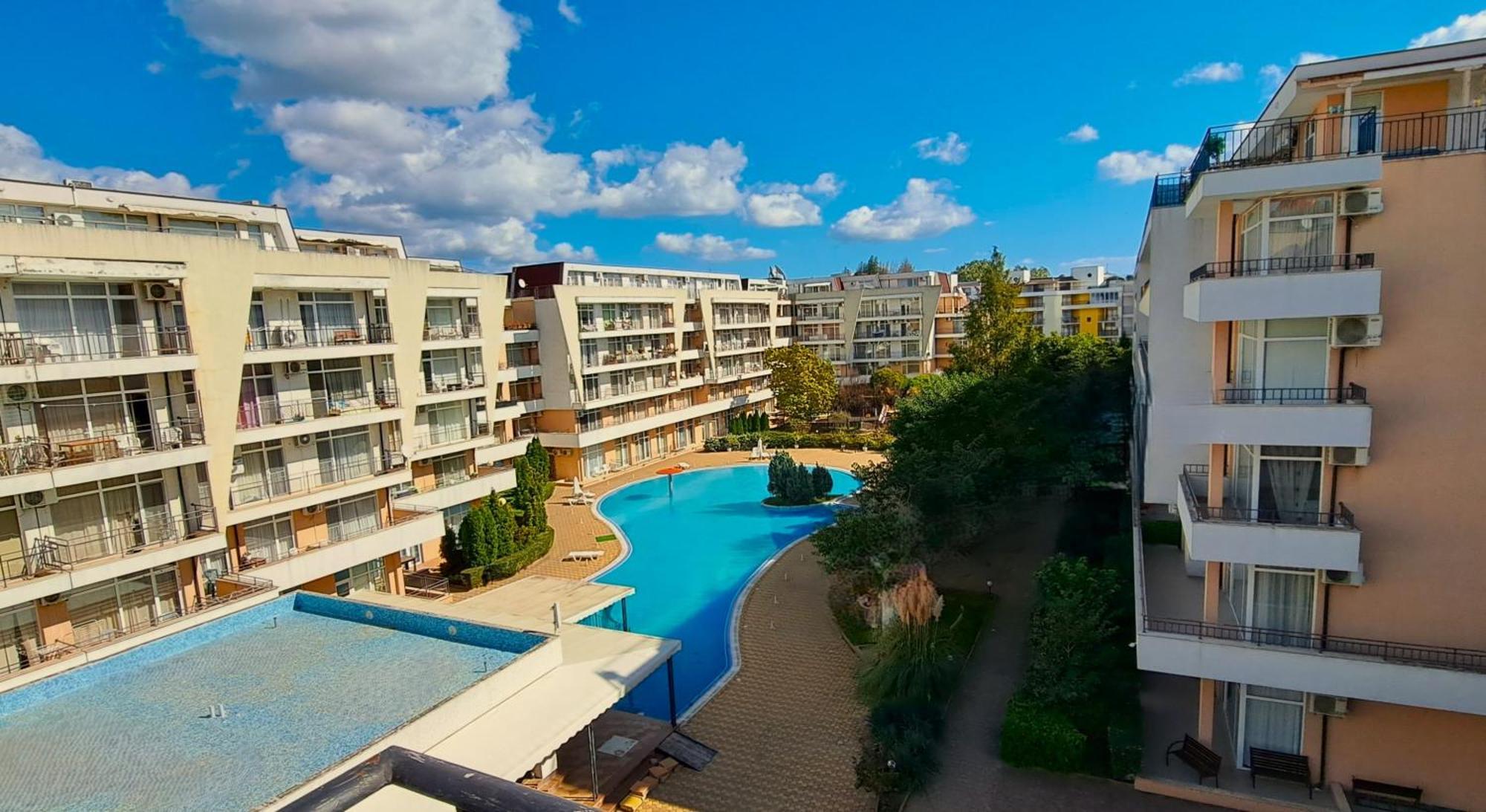 Apartment Daisy Grand Kamelia Pantai Sunny Bagian luar foto